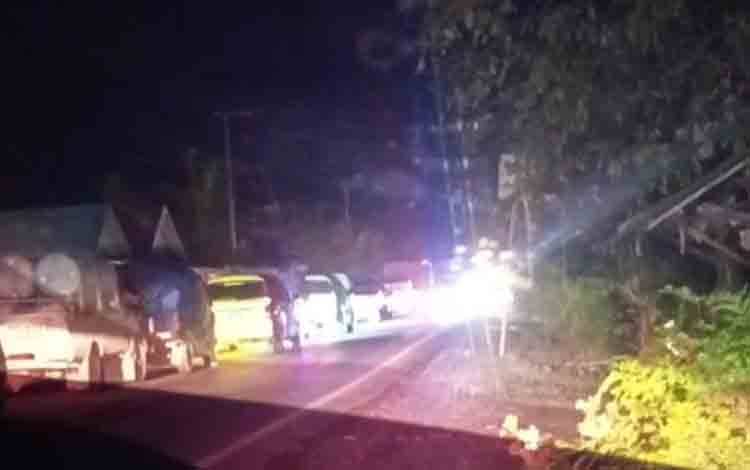 Kemacetan Mengular di Trans Kalimantan Basarang Akibat Truk Muatan Tumpah