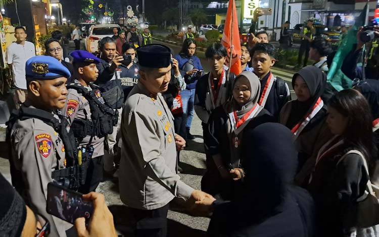 Aksi Solidaritas dan Doa Bersama di Mapolres Kobar, Aliansi Mahasiswa Kobar Tuntut Keadilan atas Meninggalnya Arianto Tawakal