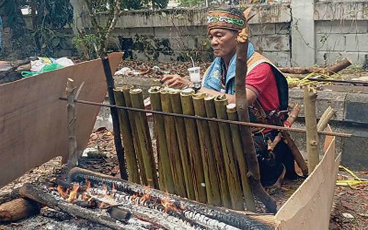 Pensiunan Guru SD Belasan Tahun Lestarikan Malamang, Warisan Kuliner Dayak