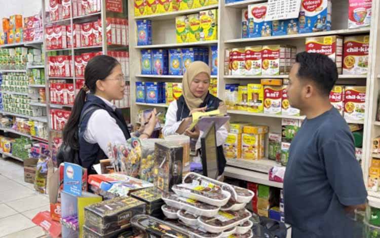 Petugas Loka POM Kobar sedang melakukan Intensifikasi Pengawasan Pangan pada Ramadan dan menjelang Idulfitri 1447 H
