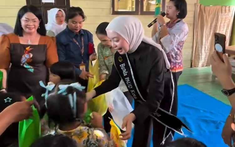 Ketua TP PKK Palangka Raya Kunjungi TK Bahalap Mutiara Hati, Berikan Bantuan untuk Anak Korban Kebakaran