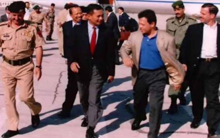 Seskab Teddy Bagikan Momen Prabowo dan Raja Abdullah II Masa Muda
