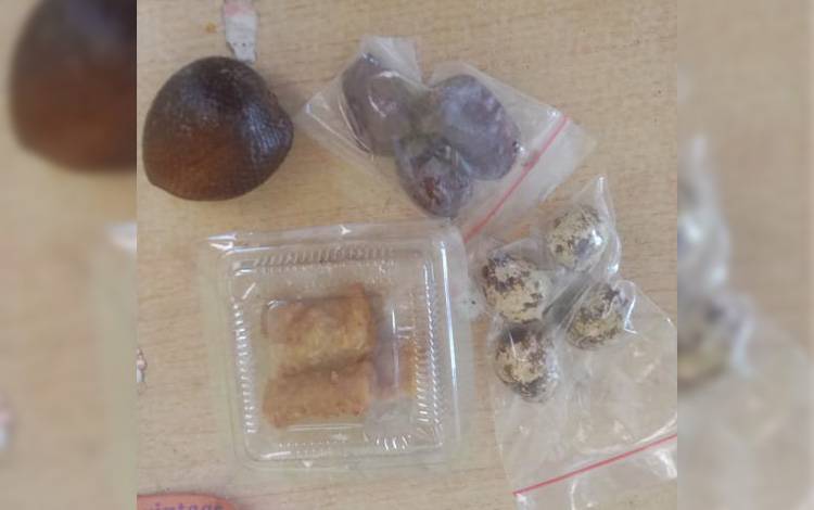 Foto Menu MBG di sebuah di SDN di Palangka Raya berupa buah salak, telur puyuh, kurma, dan nuget, Kamis, 26 Februari 2026.?(Foto: MARINI)