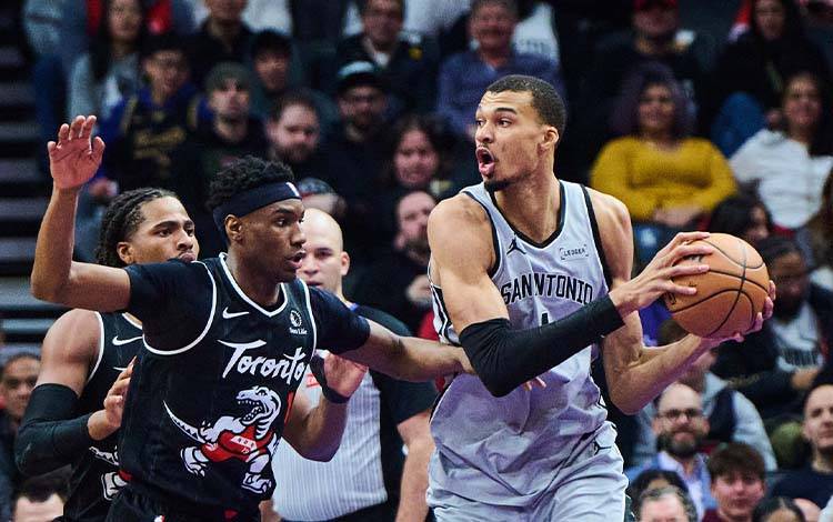 San Antonio Spurs Perpanjang 10 Kemenangan Beruntun Usai Tundukkan Toronto Raptors 110-107
