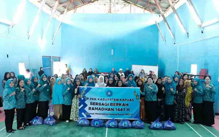 Tim Penggerak Pemberdayaan dan Kesejahteraan Keluarga (TP PKK) Kabupaten Kapuas melaksanakan kegiatan pembagian sembako Ramadan di Kecamatan Bataguh, Kamis, 26 Februari 2026. (FOTO: Diskominfo Kps)