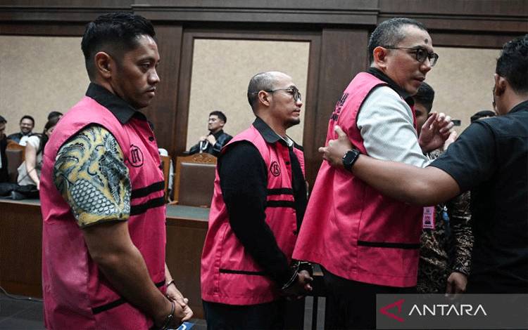 Terdakwa kasus dugaan korupsi tata kelola minyak mentah dan produk kilang Yoki Firnandi (kanan), Agus Purwono (kiri), dan Sani Dinar Saifuddin (tengah) mengikuti sidang pembacaan tuntutan di Pengadilan Tipikor, Jakarta, Jumat (13/2/2026). Jaksa Penuntut Umum (JPU) menuntut Yoki Firnandi, Agus Purwono, dan Sani Dinar Saifuddin dengan hukuman 14 tahun penjara terkait perkara dugaan korupsi tata kelola minyak mentah dan produk kilang PT Pertamina Persero yang merugikan negara Rp285 triliun. ANTARA