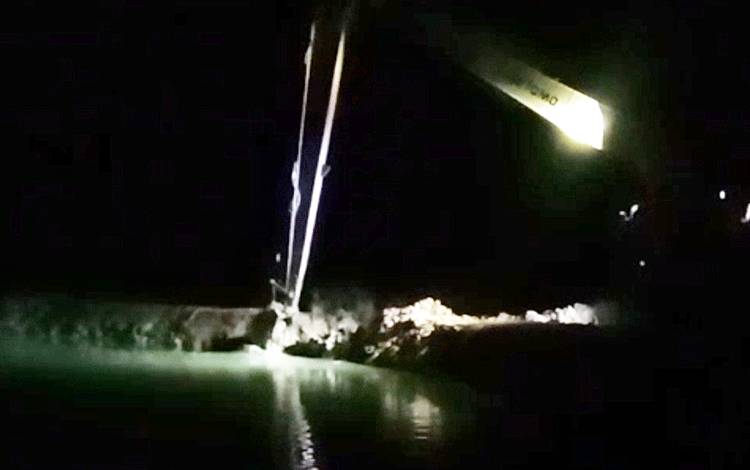 Warga Pergoki PT Bartim Coalindo Diduga Buang Limbah ke Sungai Malam Hari