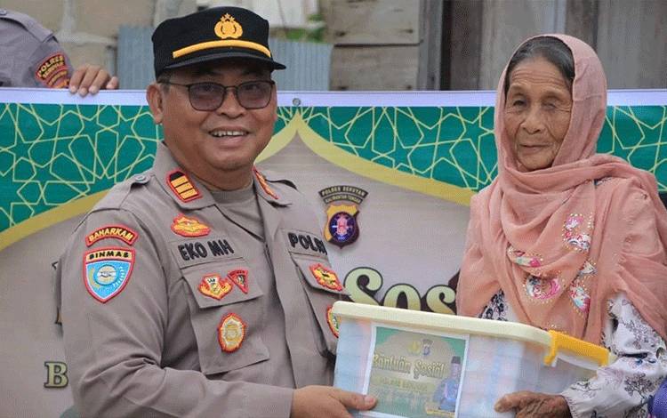 Polres Seruyan Salurkan Bansos Ramadan ke Warga Desa Sungai Undang