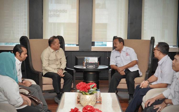 Menteri Koperasi Ferry Juliantono (tiga dari kiri) menerima audiensi pengurus Asosiasi Pedagang Kaki Lima Indonesia (APKLI) di kantornya di Jakarta, Kamis (26/2/2026). ANTARA/HO-Kemenkop