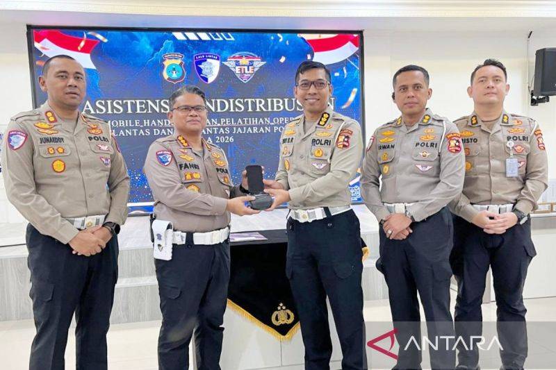 Dirlantas Polda Kalsel Kombes Pol Dr Fahri Siregar menerima ETLE mobile handheld yang diserahkan Kasubditdakgar Direktorat Penegakan Hukum (Ditgakkum) Korlantas Polri Kombes Pol Dwi Sumrahadi Rakhmanto di Banjarbaru, Kamis (26/2/2026). (ANTARA/Firman)