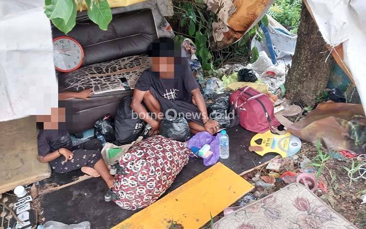 Ayah dan Anak Asal NTB Terlantar di Kuala Kapuas, Sudah Tiga Hari Bertahan di TPS