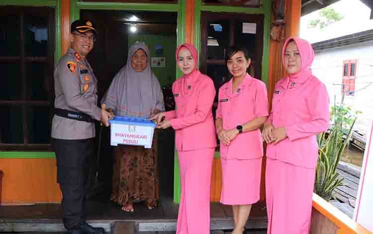 Polres Seruyan dan Bhayangkari Salurkan Bansos Ramadan di Desa Pematang Limau