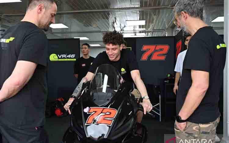 Foto arsip - Pembalap MotoGP Marco Bezzecchi (tengah) mencoba motornya sesaat sebelum dimulainya Pertamina Enduro VR46 Riders Academy di Pertamina Mandalika International Circuit, KEK Mandalika, Kuta, Kecamatan Pujut, Praya, Lombok Tengah, NTB, Selasa (27/1/2026). ANTARA FOTO/Ahmad Subaidi/wsj.