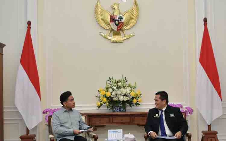 Ketua Umum Ikatan Konsultan Pajak Indonesia (IKPI) Vaudy Starworld (kanan) saat audensi dengan Wakil Presiden RI Gibran Rakabuming Raka. ANTARA/HO-IKPI
