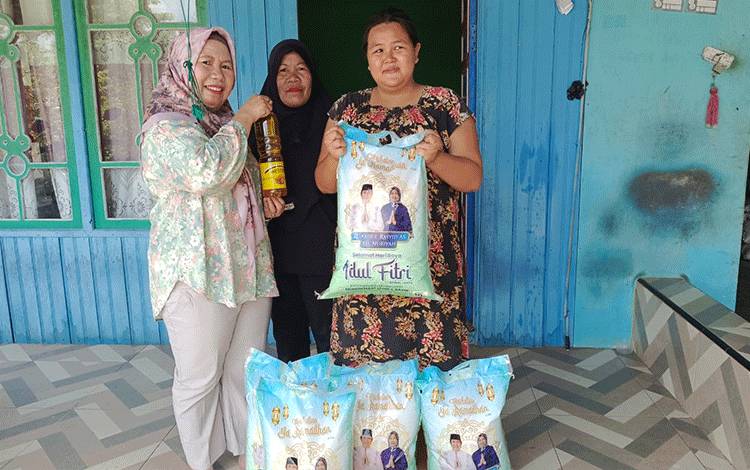 Doa dan Rasa Syukur Warga Iringi Penyaluran Zakat H Abdul Rasyid AS di Kuala Pembuang