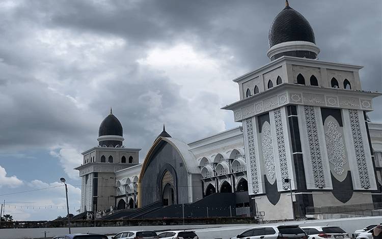 Ngabuburit dan Piknik Keluarga di Pelataran Masjid Kecubung Palangka Raya Jadi Tradisi Ramadan