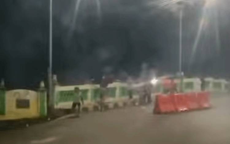 Rekaman video perang petasan di Jembatan Gerilya Kelayan atau yang dikenal sebagai Jembatan Kelayan 4, Banjarmasin, Jumat, 27 Februari 2026. (FOTO: IST)