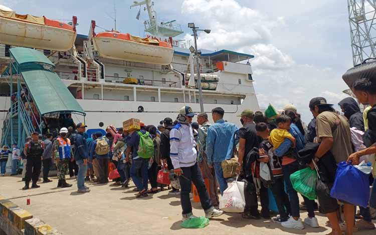 KM Lawit Angkut 617 Pemudik dari Pelabuhan Sampit ke Surabaya