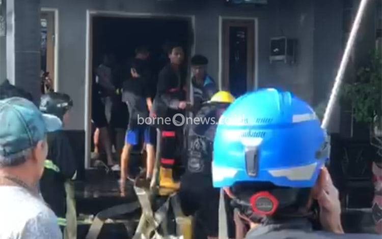 Api Membakar Rumah di Pekapuran Raya, Satu Korban Dilarikan ke Rumah Sakit