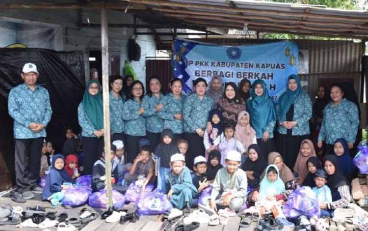 PKK Kapuas Berbagi Sembako dan Takjil kepada Anak Yatim Piatu