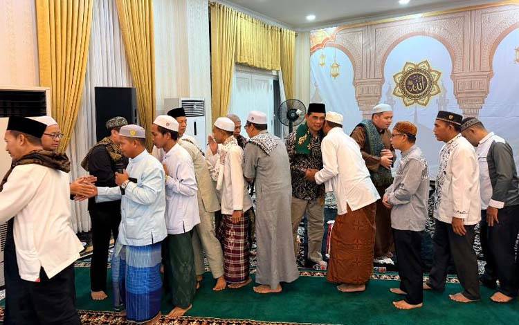 Bupati Barito Utara Gelar Tarawih di Rujab, Tekankan Spiritualitas dan Soliditas Aparatur