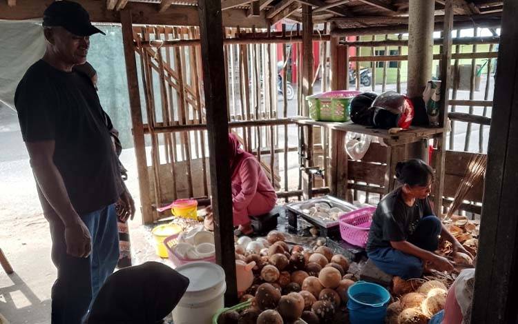 Penjualan Santan dan Kelapa Parut di Kuala Pembuang Meningkat Saat Ramadan