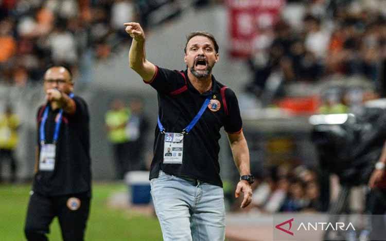 Pelatih Persija Jakarta Mauricio Souza menyampaikan intruksi kepada pemainnya saat laga melawan PSM Makassar dalam pertandingan BRI Super League musim 2025/2026 di Jakarta Internasional Stadium, Jakarta, Jumat (20/2/2026). ANTARA FOTO/Darryl Ramadhan/YU