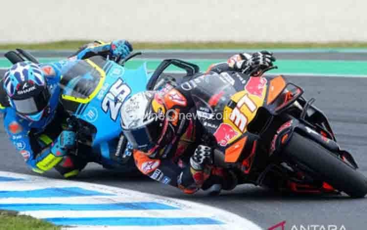 Arsip foto - Pembalap Red Bull KTM Factory Racing Pedro Acosta (kanan) dan Pembalap Trackhouse MotoGP Team Raul Fernandez (kiri) memacu kecepatan saat MotoGP Australia 2025 di Sirkuit Grand Prix Phillip Island, Phillip Island, Australia, Minggu (19/10/2025). ANTARA FOTO/REUTERS/Asanka Brendon Ratnayake/agr.