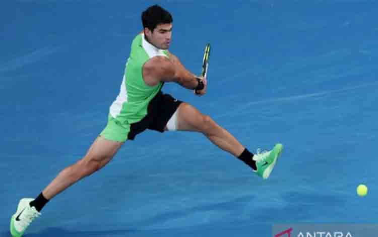 Ilustrasi - Petenis Spanyol Carlos Alcaraz mencoba mengembalikan bola ke arah lawannya asal Serbia Novak Djokovic dalam partai final Australian Open di Melbourne, Australia, Minggu (1/2/2026). ANTARA FOTO/Xinhua/Ma Ping/bar