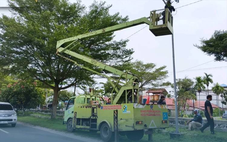 Penerangan Jalan di Palangka Raya Ditingkatkan Melalui Pemeriksaan dan Pemeliharaan Rutin