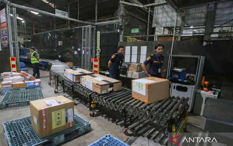 Petugas Avsec kargo melakukan pengecekan x ray paket logistik di FedEx Gateway Kargo Bandara Soekarno Hatta, Tangerang, Banten, Selasa (27/1/2026). Asosiasi Logistik dan Forwarder Indonesia (ALFI) mendorong pemerintah segera mewujudkan Badan Logistik Nasional (BLN) yang nantinya diharapkan dapat membenahi tata kelola ekosistem logistik nasional yang berdasarkan data Bappenas perputaran ekonomi dari sektor logistik mencapai Rp400 triliun. ANTARA FOTO/Muhammad Iqbal/aww.