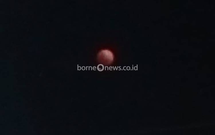 Gerhana Bulan Tampak di Langit Parenggean, di Sampit Tertutup Mendung