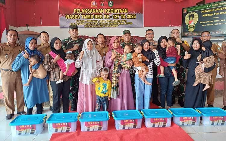 TMMD Reguler ke-127 Kodim 1015 Sampit Salurkan Bantuan Sembako dan Paket Penurunan Stunting