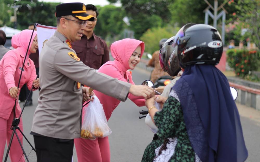 Berkah Ramadan, Kapolres Seruyan Pimpin Pembagian Takjil di Kuala Pembuang