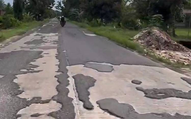 Jalan HM Arsyad Sampit-Samuda Rusak, Netizen: "Masak Iya Harus Menunggu Banyak Korban Jiwa"