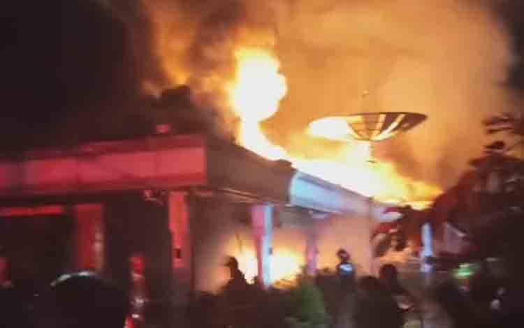 Kebakaran Melanda Houla Cafe Palangka Raya saat Subuh