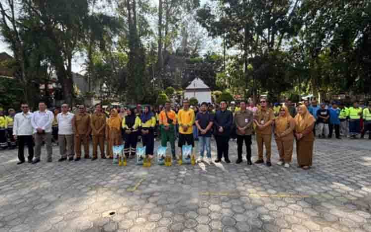 4,5 Ton Beras dan 900 Liter Zakat dari H Abdul Rasyid Bantu Petugas Kebersihan Kobar