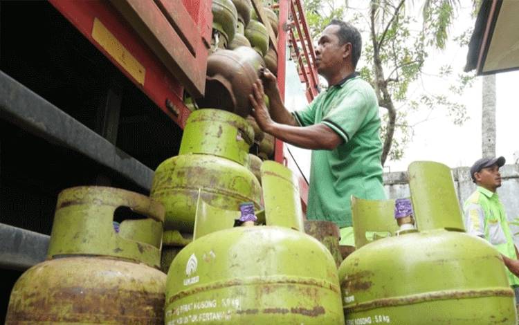 Pemko Palangka Raya Salurkan 1.050 LPG 3 Kg Lewat Operasi Pasar