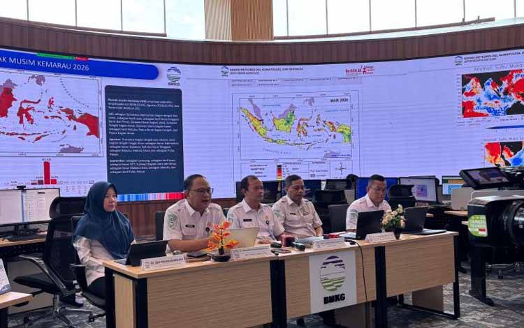 Kepala BMKG Prof. Ir. Teuku Faisal Fathani (tengah) dan Deputi Bidang Klimatologi BMKG Dr. Ardhasena Sopaheluwakan (kedua kiri) dalam konferensi pers di Kantor BMKG Jakarta pada Rabu (4/3/2026) ANTARA/Prisca Triferna