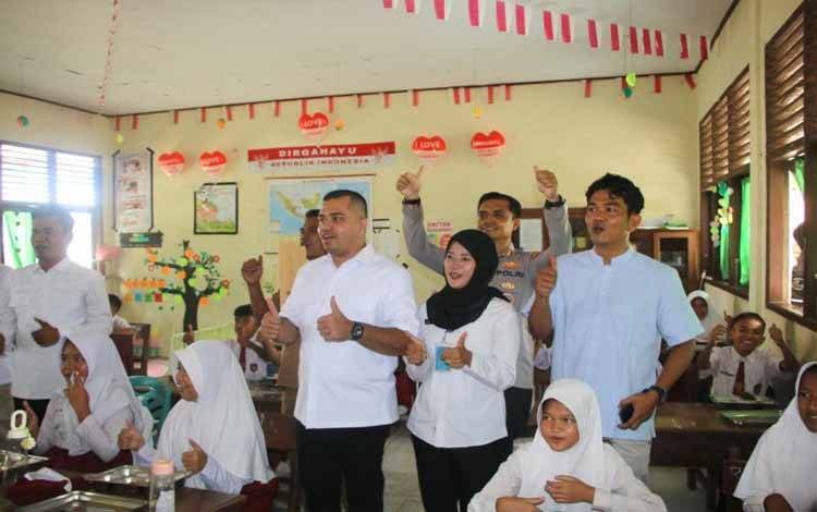 Anggota DPR RI Muhammad Rahul saat meninjau pelaksanaan MBG di sekolah dasar. (ANTARA/HO-DPR)