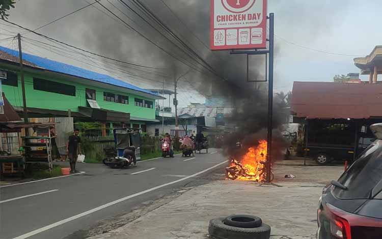 Motor Terbakar Gegerkan Warga Jalan Anggrek Kapuas