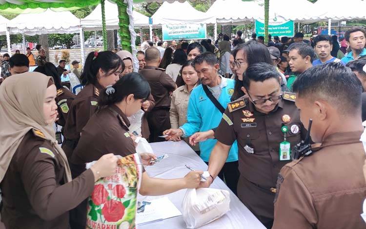 Kejati Kalteng Gelar Pasar Murah, Sediakan 1.000 Paket Sembako