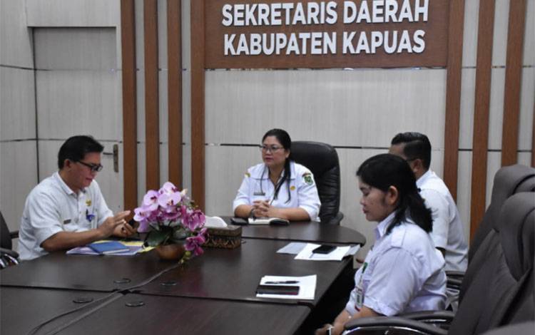 Pemerintah Kabupaten Kapuas mengikuti kegiatan Inisiasi Peningkatan Kapasitas dan Literasi Sinergi Percepatan dan Perluasan Digitalisasi Daerah (KATALIS P2DD) yang diselenggarakan secara hybrid oleh Kementerian Koordinator Bidang Perekonomian. Kegiatan diikuti secara zoom meeting dari Ruang Rapat Sekretaris Daerah Kabupaten Kapuas, Rabu, 4 Maret 2026. (FOTO: Diskominfo Kps)