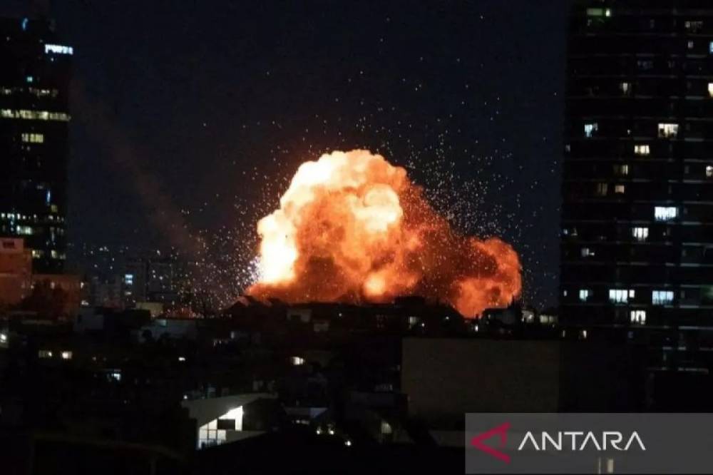 Arsip - Ledakan akibat serangan rudal Iran ke Tel Aviv, Israel (28/2/2026). ANTARA/Xinhua/Chen Junqing/am.