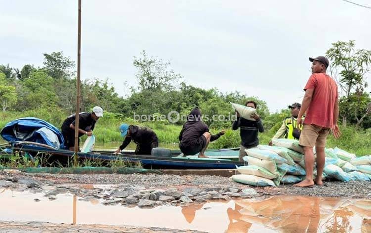 Zakat H. Abdul Rasyid AS dan Istri Tersalurkan di Pulau Kupang Kapuas