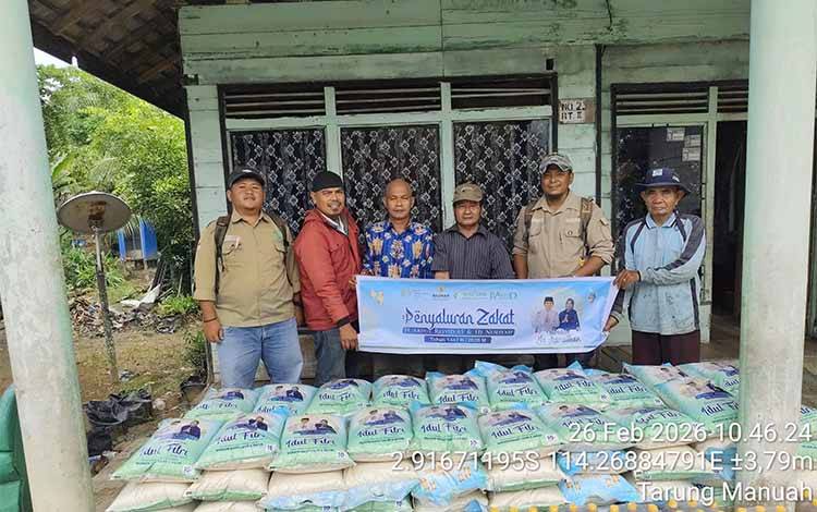 H. Abdul Rasyid AS-Hj. Nuriyah Salurkan Zakat Beras dan Minyak di Desa Tarung Manuah Kapuas