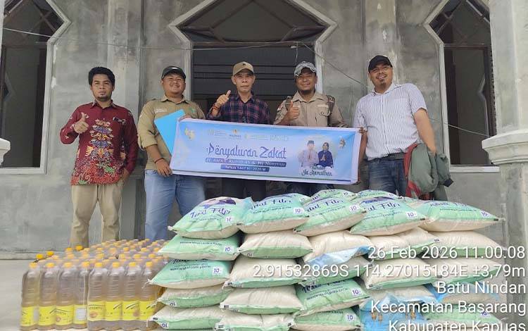 Warga Batu Nindan Basarang Kapuas Bersyukur Terima Paket Zakat dari H. Abdul Rasyid AS