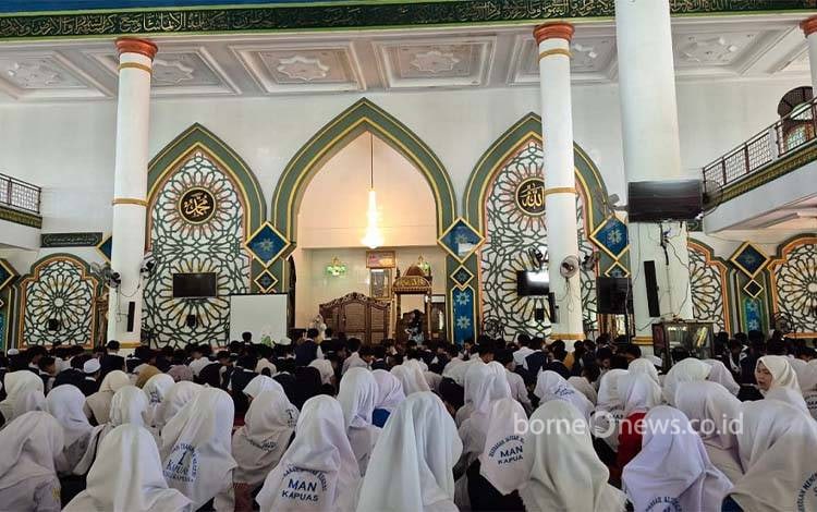 Ratusan Siswa di Kapuas Antusias Ikuti Pesantren Ramadan Hingga Akhir