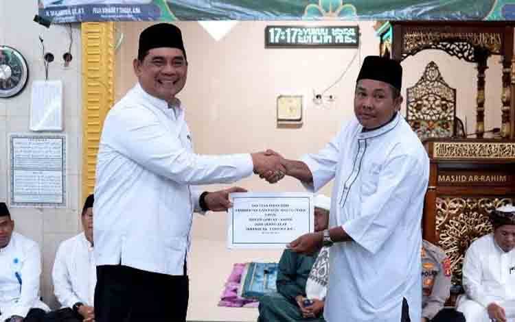 Bupati Salurkan Hibah Rp1 Miliar untuk Masjid Ar Rahim dan Umumkan Perbaikan Jembatan di Lahei Barat