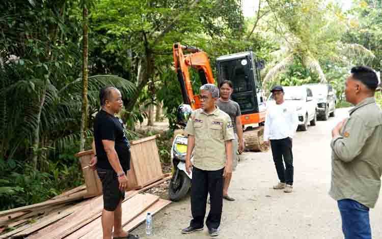 Tinjau Jalan Menuju Batu Raya, Kadis PUPR Gerak Cepat Tangani Titik Rusak